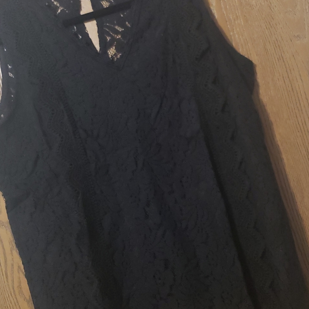 New boutique lace V Neck tank - Picture 4 of 7